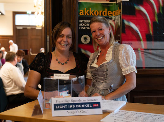 08. Oktober 2023: Das Fest der Tiroler Männerchöre 2023 - Die beiden "Empfangsdamen" Monika und Elisabeth
