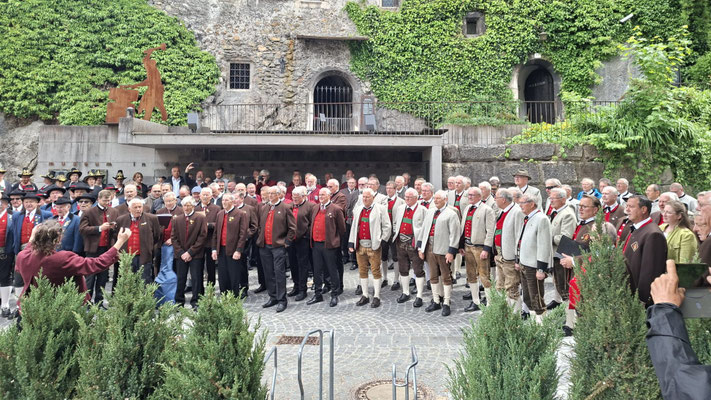 18. Mai 2025: 3. Rattenberger Platzlsingen - Eröffnungslied mit allen mitwirkenden Chören