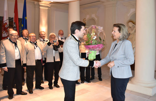 21. März 2019: Geburtstags-Ständchen für Landesrätin Patrizia Zoller-Frischauf - Blumenübergabe und Glückwunschworte durch Obmann und Chorleiter Emmanuel Dallapozza