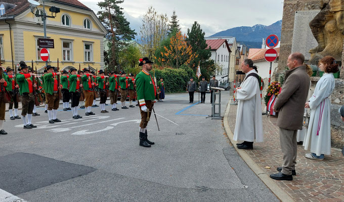02. November 2025: Allerseelen-Messe mit Krieger-Gedenkfeier - Krieger-Gedenkfeier vor der Pfarrkirche St.Nikolaus