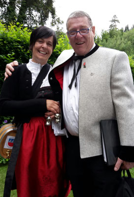 08. Juni 2019: Hochzeit - Die Marketenderin Monika mit Sängerkamerad Karl Erhart vor dem "Agapen-Schnapserl" ;-)