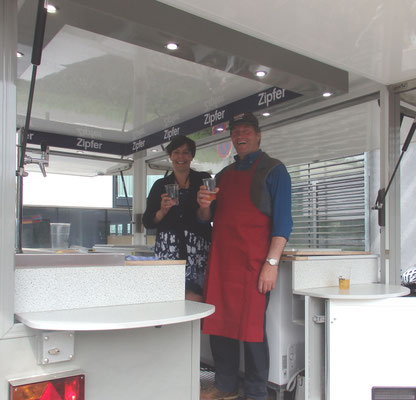 01. Mai 2018: St.Nikolauser Maifest - Unsere Marketenderin Monika Schneider mit Papa Hans