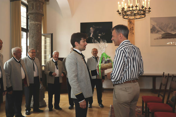 21. Juni 2019: Geburstags-Ständchen für unseren Innsbrucker Bürgermeister Georg Willi - Geschenkübergabe und Glückwünschworte durch Obmann und Chorleiter Emmanuel Dallapozza 
