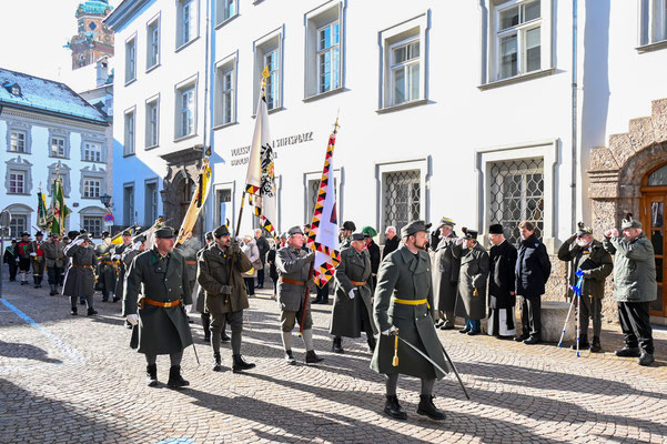 14. Jänner 2024: Kaiserschützen-Messe - Vorbeimarsch der Fahnenabordnungen bei den Ehrengästen