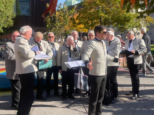 18. Oktober 2025: Aufg'horcht in Innsbruck - Obmann und Chorleiter Emmanuel Dallapozza führt durch das Programm