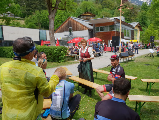01. Mai 2018: St.Nikolauser Maifest - Die Frau Bürgermeisterin begrüßt die Teilnehmer der Benefizradtour UCANR4A