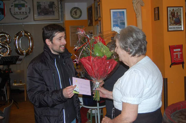 31. Jänner 2020: Feier zum 80. Geburtstag von Waltraud - Chorleiter Emmanuel gratuliert ganz herzlich und überreicht Blumen und Billet
