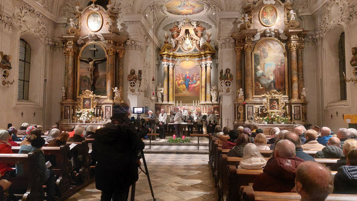 17. Dezember 2025: Tiroler Dialekt-Weihnacht - ORF Team filmt ständig mit