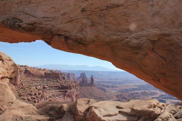 Canyons und eingeschneite Berge unter dem Mesa Arch
