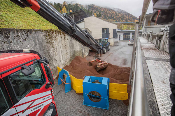 Befüllen des Beckens mit Granulat