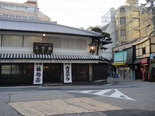 地元民は文明堂よりだんぜん福砂屋だとか。確かに濃厚で美味。これが本当のカステラなのね。