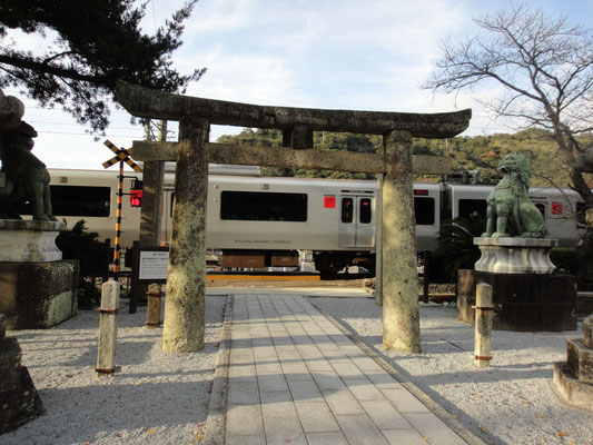 日本で唯一、境内を電車が走る神社とか。石段と鳥居の間に線路あり。