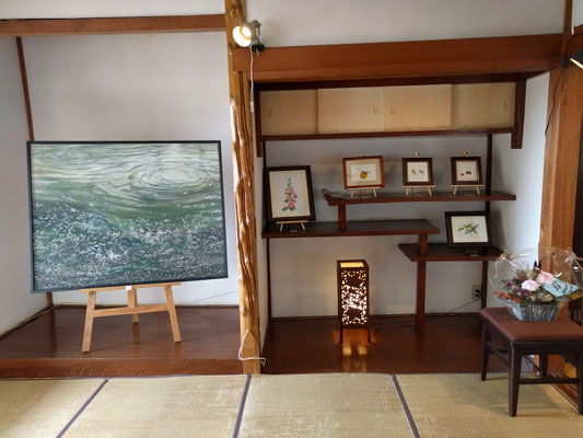 違い棚にも植物画の小品、床の間は日本画一枚をゆったりと。