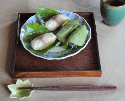 去年の写真ですが。みじん唐草の古いお皿と、色合いに惹かれて求めた小樽焼の湯呑もご紹介。