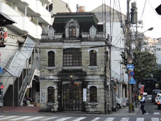 古い石造りの洋風建築だけれど、実は交番。こんなところで働いてみたい。