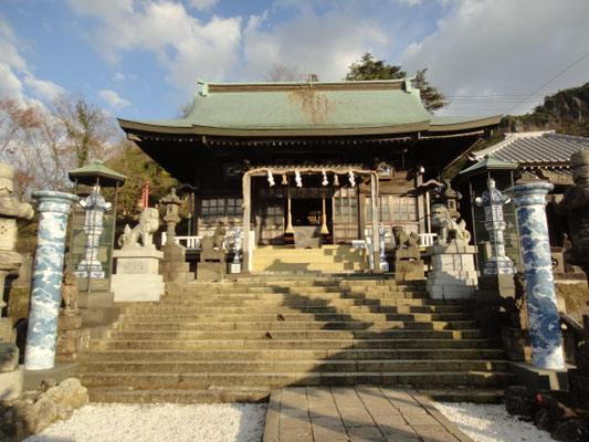 鳥居も狛犬もすべて陶製！さすが焼き物の里。陶山神社。