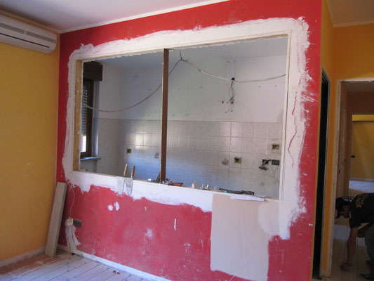 Domolizione parete a separazione soggiorno e cucina per formazione "finestra"