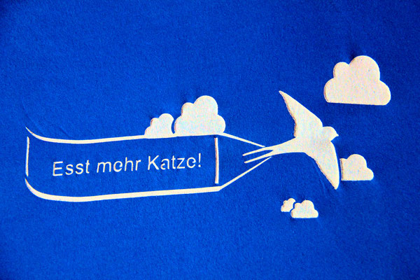 T-Shirt Motiv Esst mehr Katze (Vogel mit Banner). Klimaneutral, fair und bioologisch produziertes Textil  