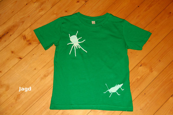 T-Shirt Motiv Jagd (Spinne und Heucschrecke). Klimaneutral, fair und bioologisch produziertes Textil  