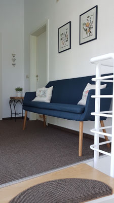 Galerie mit Sitzgelegenheit, bequemes Sofa
