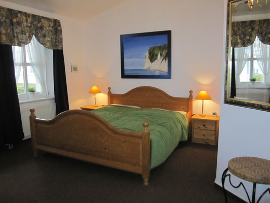 geräumiges Schlafzimmer