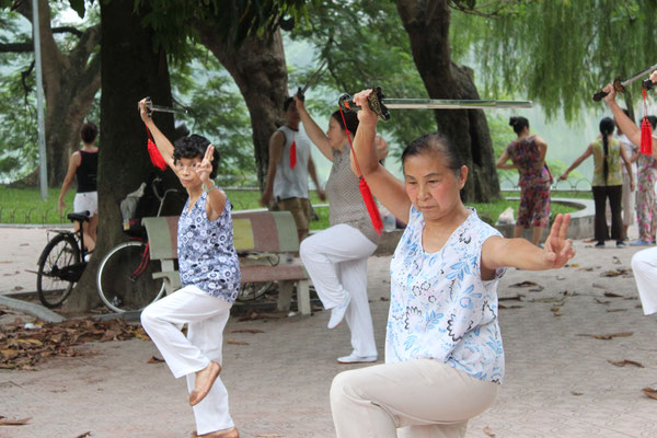  Jeff Caylor / Sword Tai Chi in Hanoi / tinyurl.com/y4k3grzw