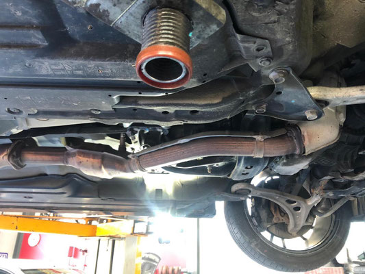 Subaru WRX STI mit Swiss Legal 200 Zellen Downpipe.