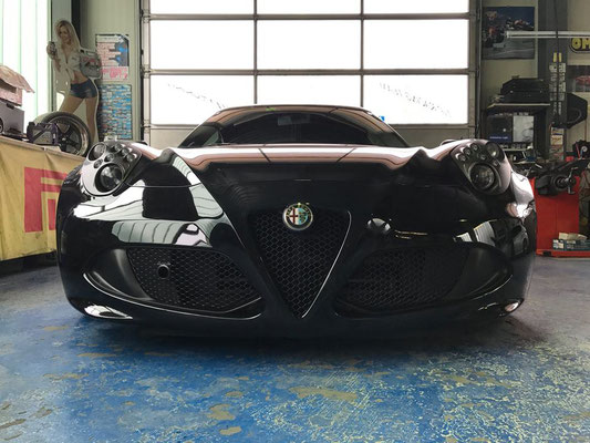 Alfa Romeo 4C mit Gewindefahrwerk und Distanzscheiben.