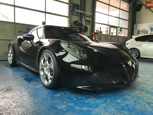 Alfa Romeo 4C mit Gewindefahrwerk und Distanzscheiben.