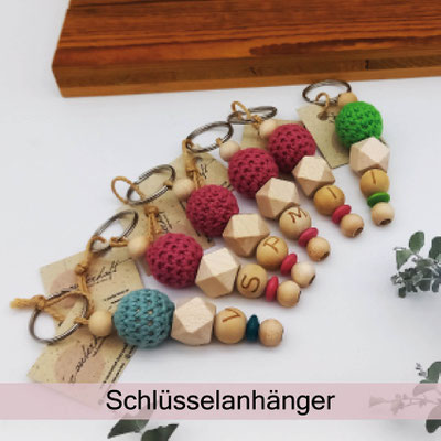 Schlüsselanhänger aus Holz- und Häkelperlen bei zauberhaft Holz.Perle.Kind.