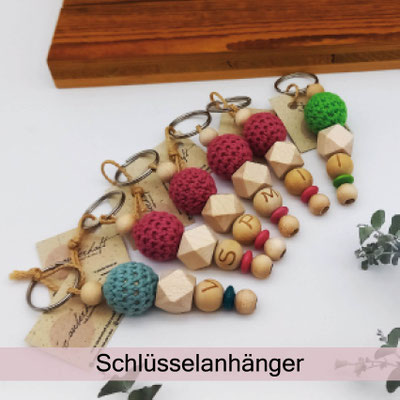 Schlüsselanhänger aus Holz- und Häkelperlen bei zauberhaft Holz.Perle.Kind.