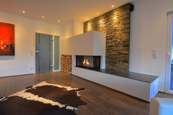 Zweiseitiger Architekturkamin in Drolshagen
