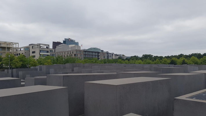 Das Mahnmal erinnert daran, dass 6 Millionen Juden ermordert wurden
