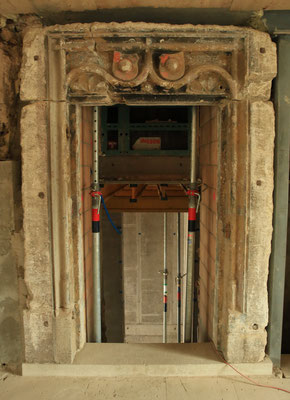 Portal gegen das ehemalige Rathaus hin.