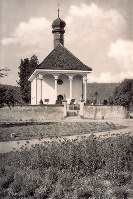Die Antoniuskapelle vor der Umgestaltung des Friedhofs von 1981. Dieser war damals noch von einer hohen Mauer umgeben.