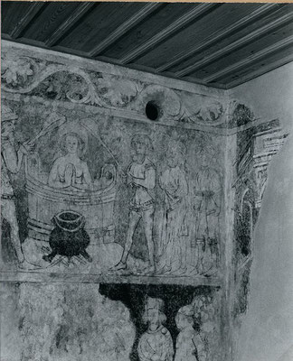 Südostwand rechts des Fensters, oberste Ebene: das Ölmartyrium von Johannes dem Evangelisten: Dieser soll von Kaiser Domitian (81-96) in siedendes Öl gesteckt worden sein, nahm aber keinen Schaden. ©Denkmalpflege AG