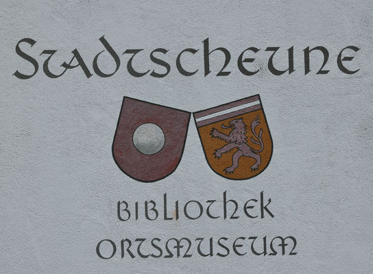 Die beiden Gemeindewappen rechts der Eingangstüre   Links das historisch richtige Wappen: Weisse Kugel in rotem Schild;  rechts das seit 1935 gültige Gemeindewappen. 