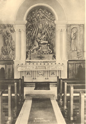 Der von Alois Payer und Franz Wipplinger, Einsiedeln, gestaltete neubarocke Altar. Die Antoniusplastik kehrt in die Kapelle zurück, darüber Gottvater und Taube des Heiligen Geistes. Links und rechts Reliefs mit Szenen aus dem Leben des Hl.  Antonius.
