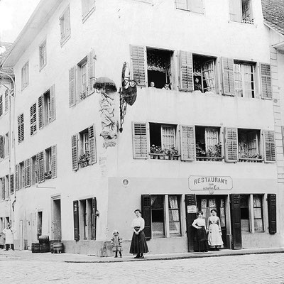 Das "Restaurant zum scharfen Eck" um 1910. Zu jener zeit hing am Gebäude nach das Tavernenschild.