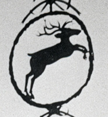 Erhalten geblieben ist bei allen drei Variationen der Träger aus der Biedermeierzeit. Steigender Hirsch, wohl ursprüngliches Schild aus der Biedermeierzeit, bestand bis ca. 1950.