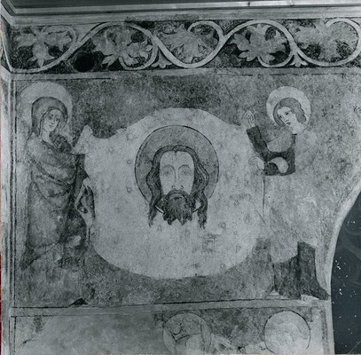 Nordostwand, oberste Ebene, links des Fensters:  Zwei nicht näher identifizierbare Heilige präsentieren das Schweisstuch der Veronika. ©Denkmalpflege AG