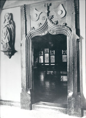 Eingangsportal mit dem Mellinger Doppelwappen. Bild aus der Zeit vor der Restaurierung.