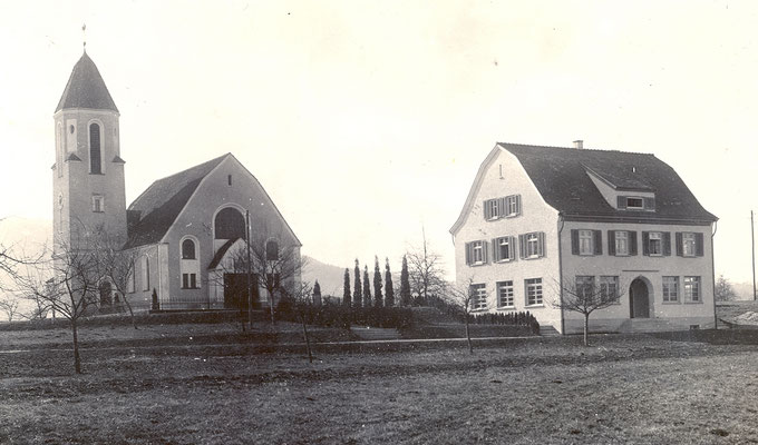 Die Kirche und das 1928/29 erbaute Pfarrhaus. Letzteres ist ein Werk des Brugger Architekten Carl Fröhlich. 