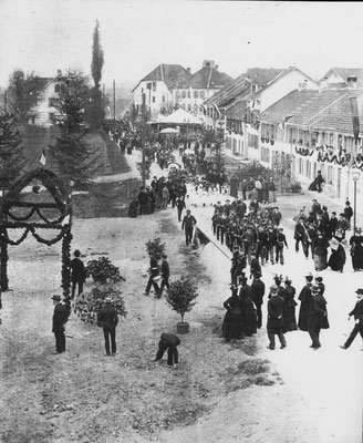 An der Schulhauseinweihung am 24. Oktober 1897 nähert sich der Festumzug dem Schulhausplatz.