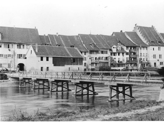 Notbrücke während des Abbruchs der Holzbrücke und des Aufbaus der Eisen-Beton-Brücke 1927/28.