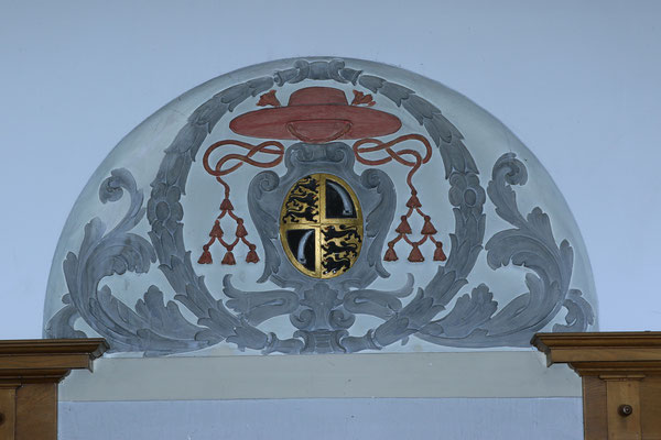 Stuckiertes Wappen des Propstes Franz Segesser über dem Sakristeiportal.