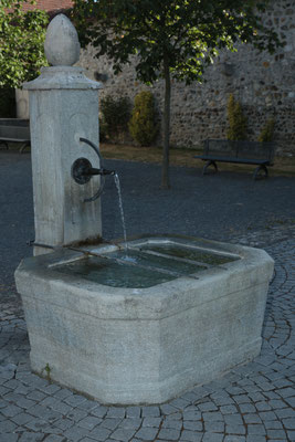 Ibergbrunnen: Dieser wurde 1843 von Steinmetz Castell aus Jurakalkstein geschaffen. Er ist der erste Brunnen an der städtischen Wasserleitung, welche von der Quelle im Himmelrych südöstlich der Altstadt gespiesen wird.