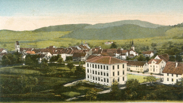 Das Schulhaus von von Nordosten, ca. 1900.
