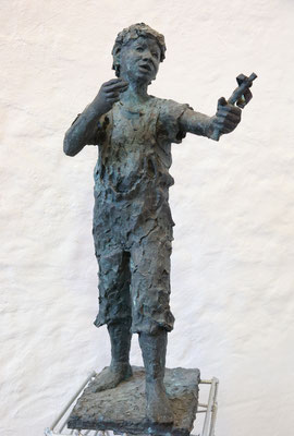 "Chregu": Der Knabe mit der Steinschleuder wurde im Mellinger Atelier modelliert und gehört zu einer Serie von Kinderfiguren, welche in den Jahren 2004 und 2005 entstanden sind.