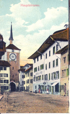 Der "Löwen" um 1904. Die Wirtshausfront ziert noch das eiserne Wirtshausschild, das 1923 durch die Löwenplastik ersetzt wurde. 